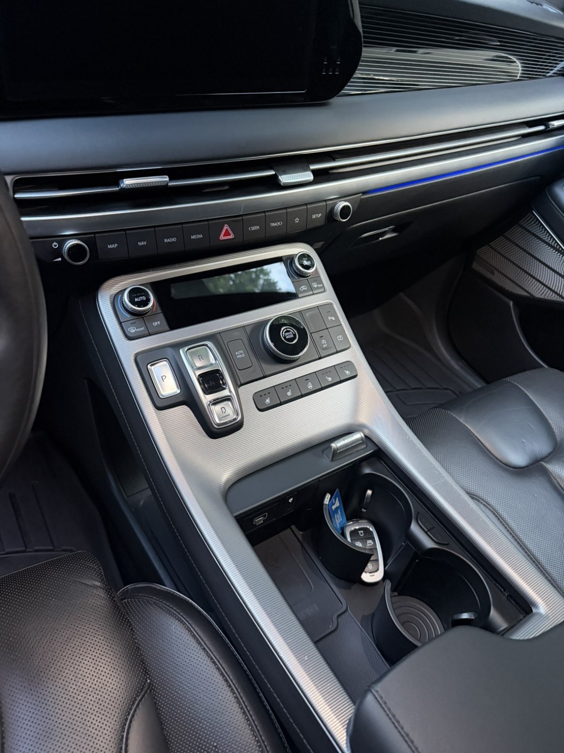 Hyundai Palisade center console after cleaning, with clear cup holders and clean controls