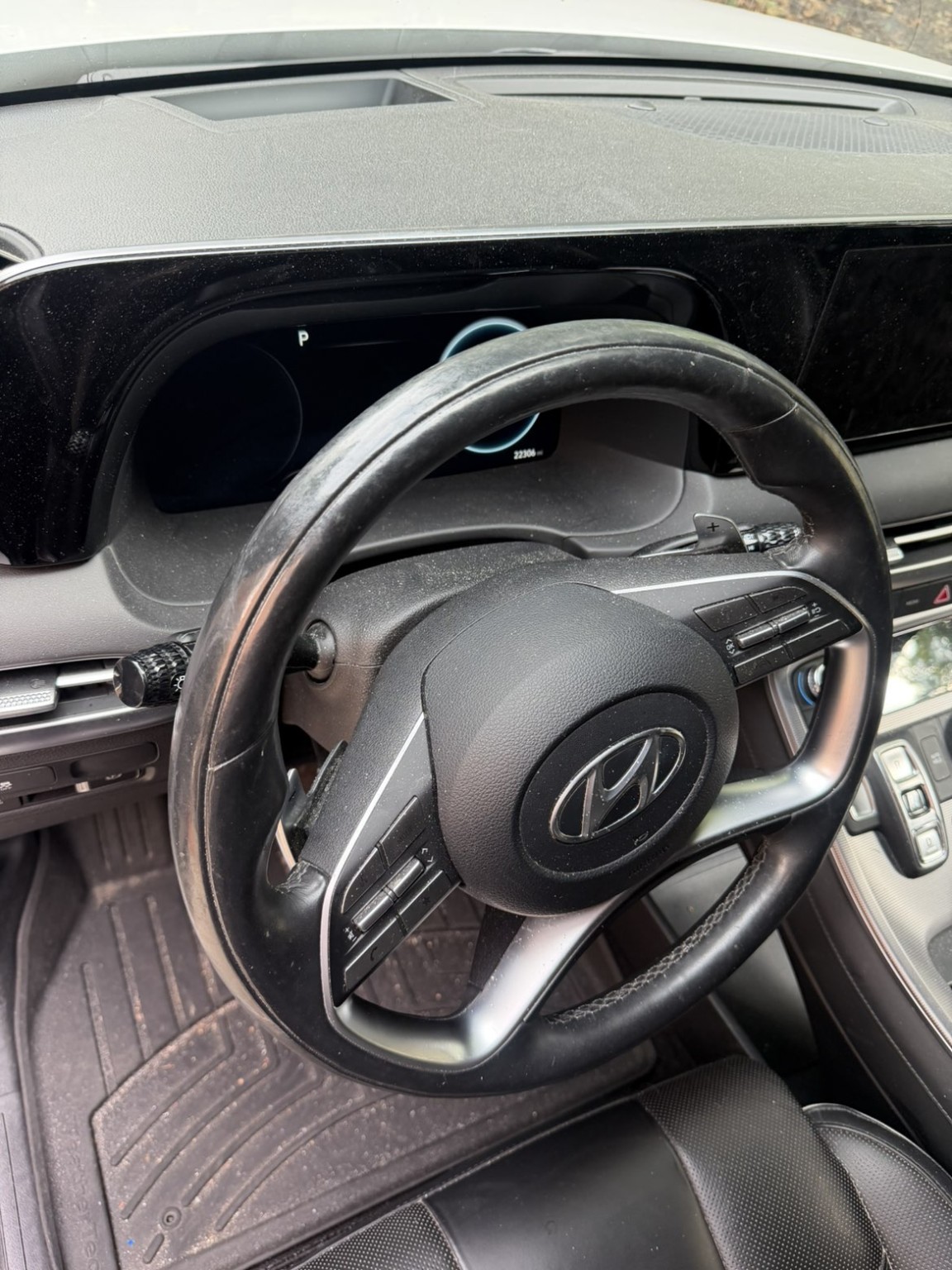 Hyundai Palisade steering wheel and driver area before detailing